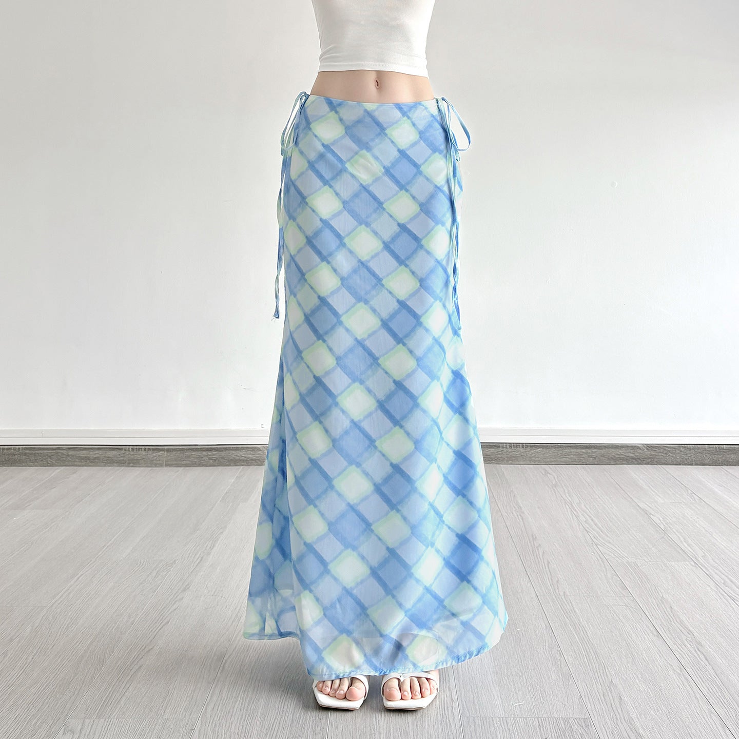 Blue checkered spliced low waist strap waist hugging long skirt
