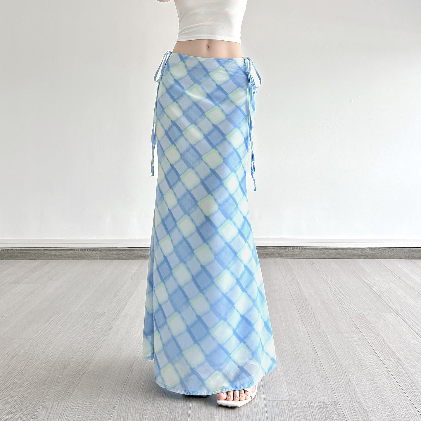 Blue checkered spliced low waist strap waist hugging long skirt