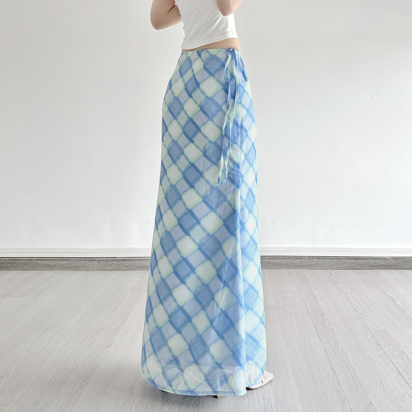 Blue checkered spliced low waist strap waist hugging long skirt
