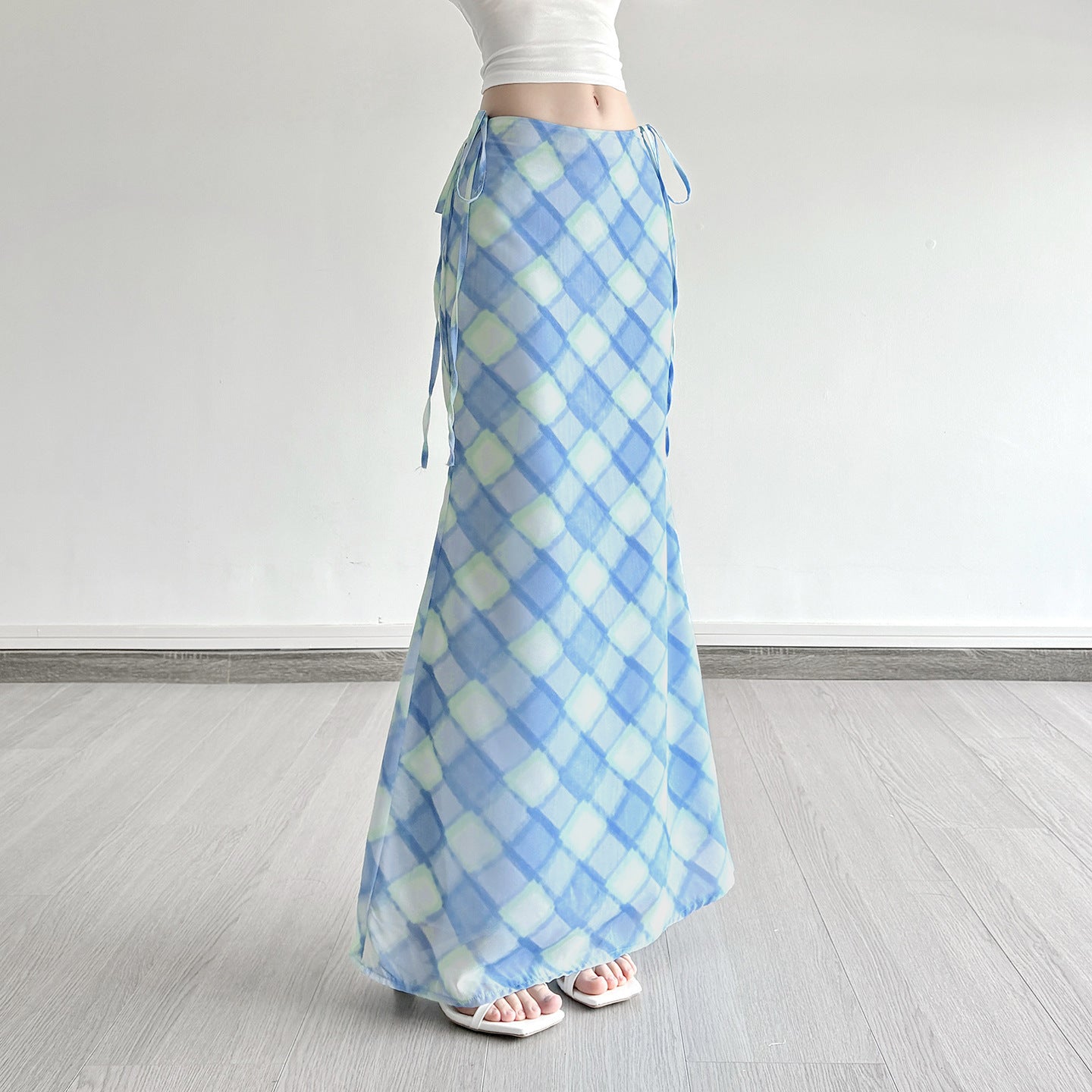 Blue checkered spliced low waist strap waist hugging long skirt