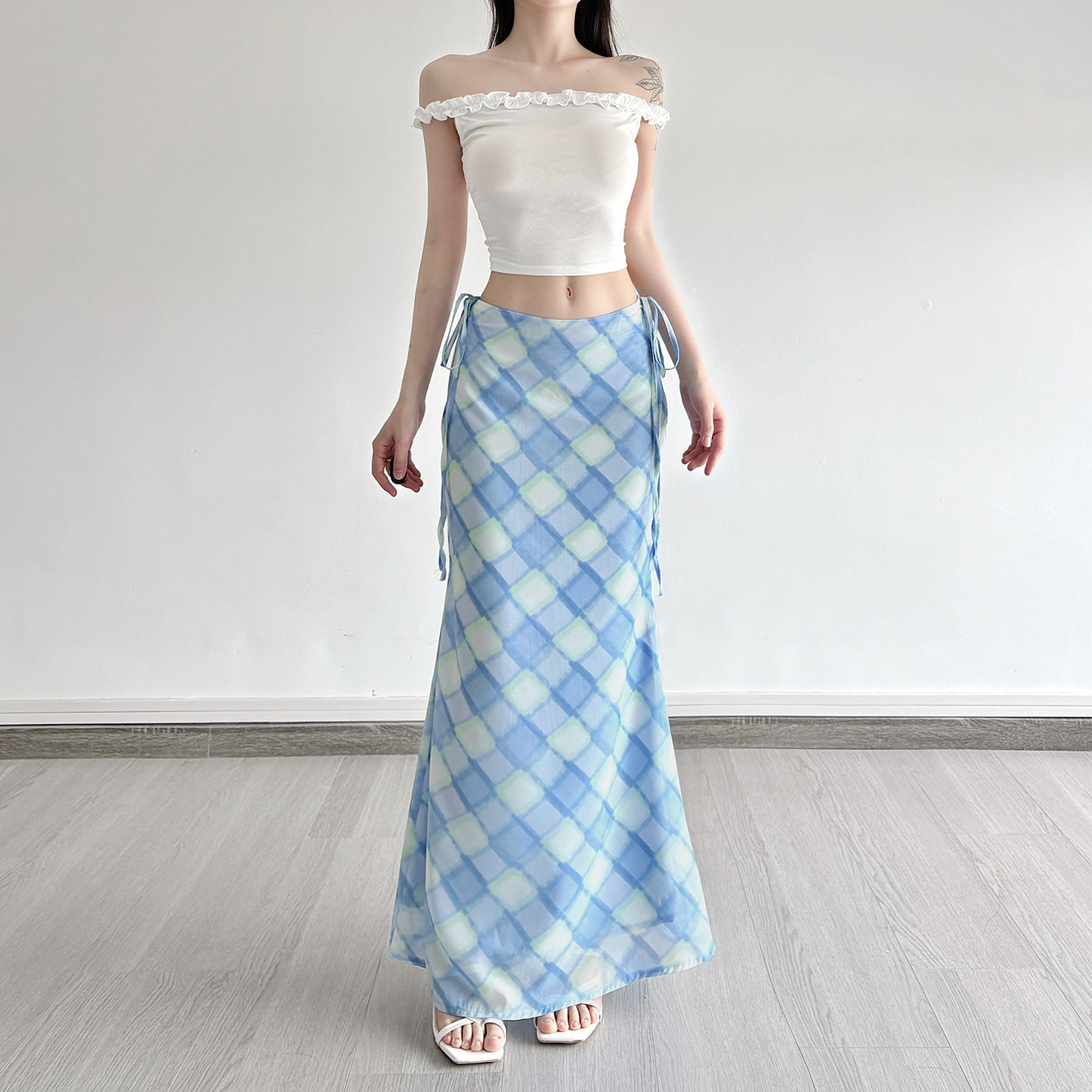 Blue checkered spliced low waist strap waist hugging long skirt
